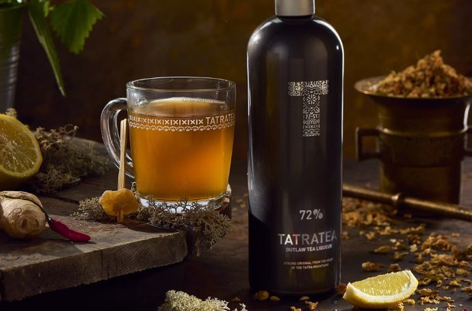 TATRATEA OUTLAW TEA 72% LIKIER 0,7L butelka i szklanka